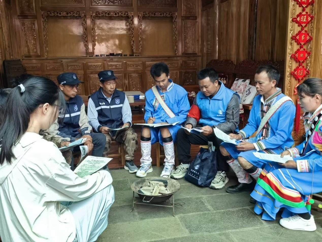 騰沖市猴橋鎮(zhèn)猴橋村國門新村舉辦火塘會。人民網(wǎng)記者 孝金波攝