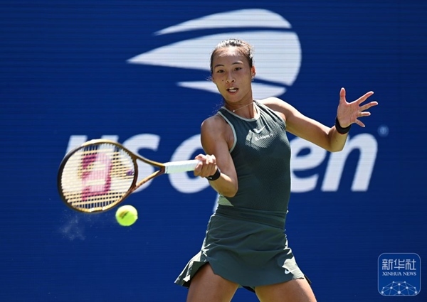 鄭欽文在比賽中回球。新華社記者 李睿 攝