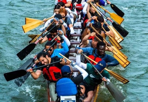 “熊貓叨叨”團(tuán)隊(duì)參加龍舟比賽。