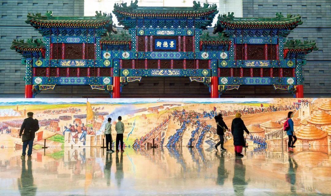 △2022年1月，觀眾在首都博物館參觀“穿越時空的大運(yùn)河”數(shù)字影像展。