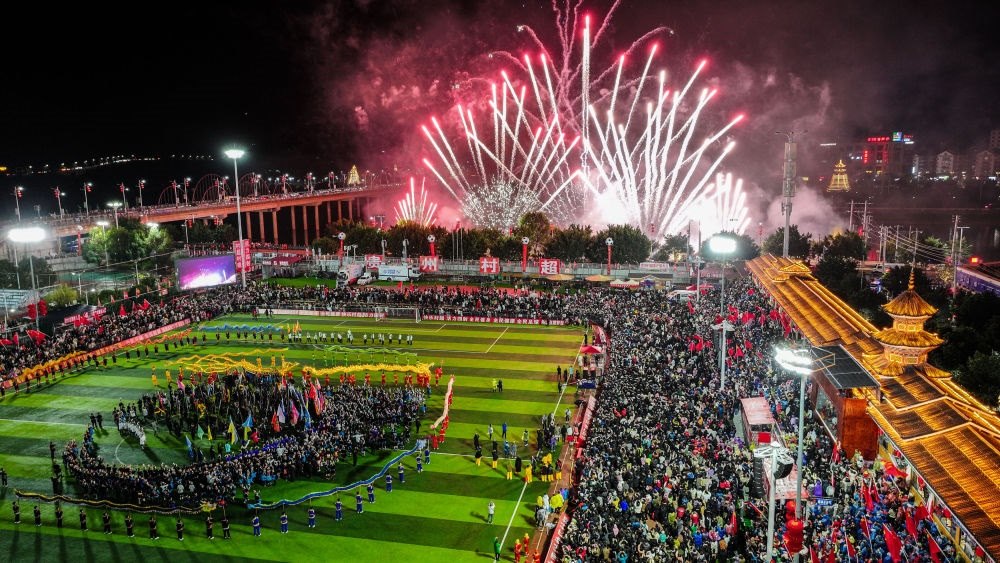 2024全國“村晚”示范展示活動暨貴州“村超村晚”舉行音樂煙花秀表演（無人機照片，2024年2月3日攝）。新華社記者 劉續(xù) 攝