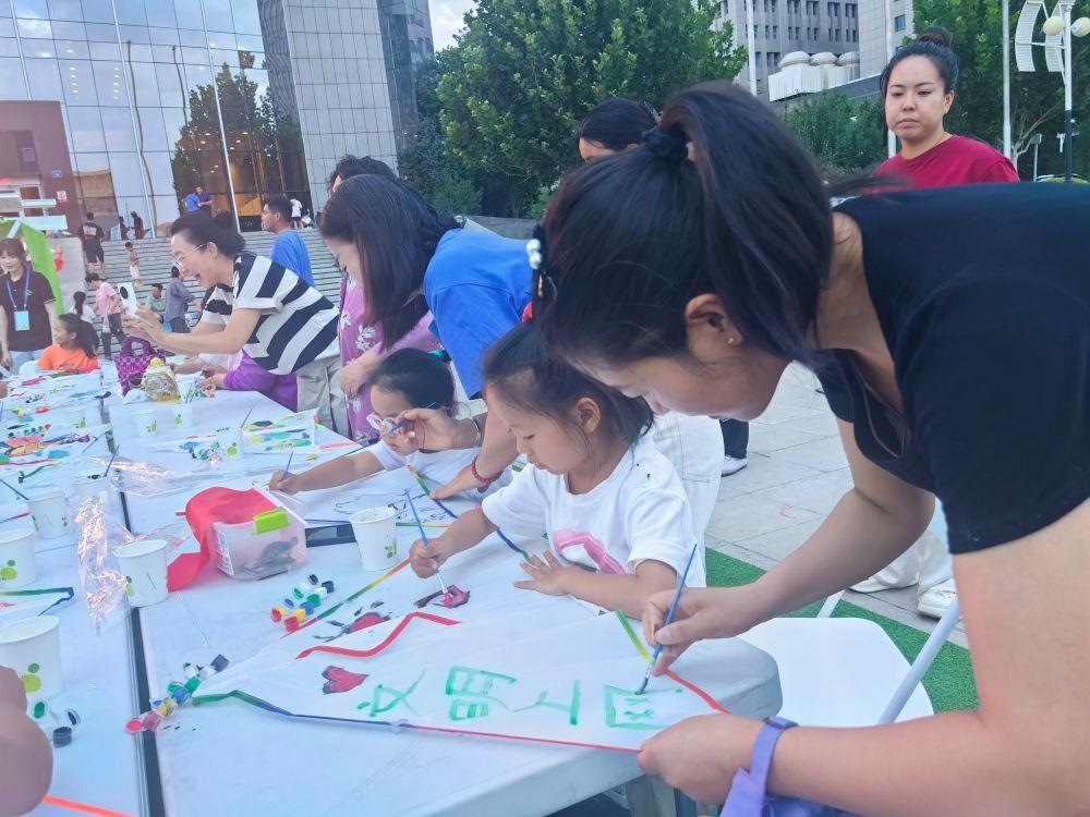 △家長與孩子一起參與“文明上網(wǎng)”系列主題活動。