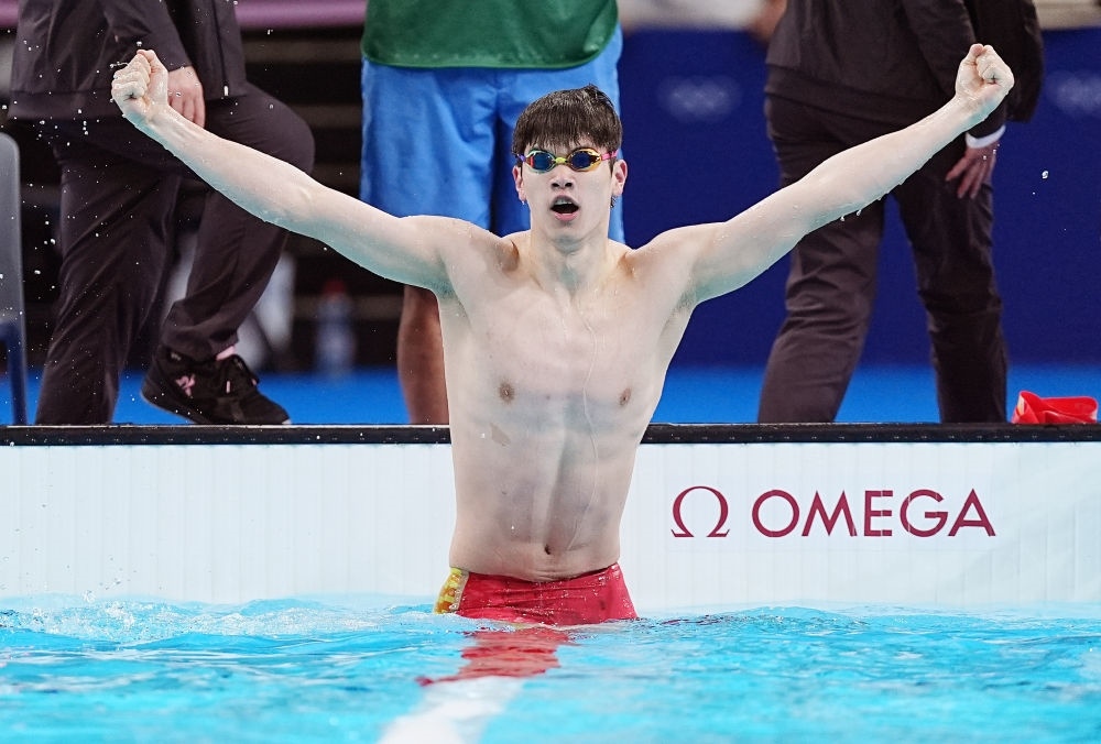 中國選手潘展樂在巴黎奧運會游泳男子100米自由泳決賽后慶祝奪冠及打破世界紀錄（2024年7月31日攝）。新華社記者 杜宇 攝