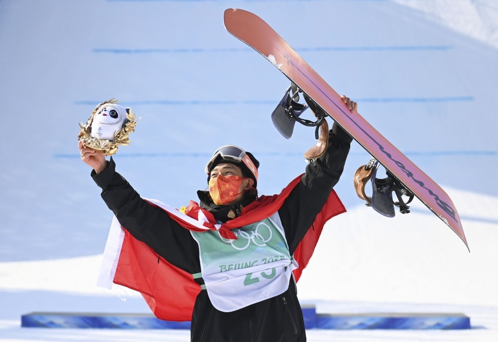 蘇翊鳴在北京2022年冬奧會單板滑雪男子大跳臺決賽奪冠后慶祝（2022年2月15日攝）。新華社記者 黃宗治 攝