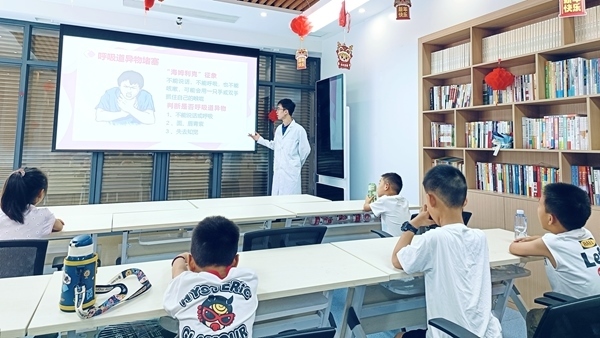 西安交通大學(xué)“筑夢醫(yī)心·護(hù)佑三農(nóng)”實踐團(tuán)開展健康科普。校方供圖