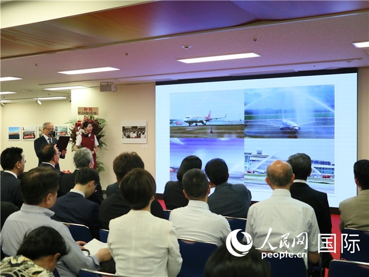 世界華人攝影聯(lián)盟副主席馮學(xué)敏現(xiàn)場點評。人民網(wǎng) 許可攝