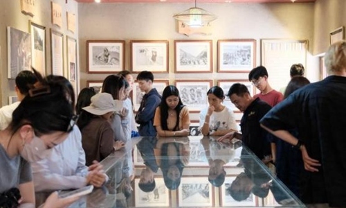 同學(xué)們觀摩文旅設(shè)計(jì)。校方供圖