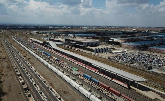 這是2023年9月在肯尼亞首都內(nèi)羅畢拍攝的蒙內(nèi)鐵路內(nèi)羅畢站（無人機(jī)照片）。新華社記者 韓旭 攝
