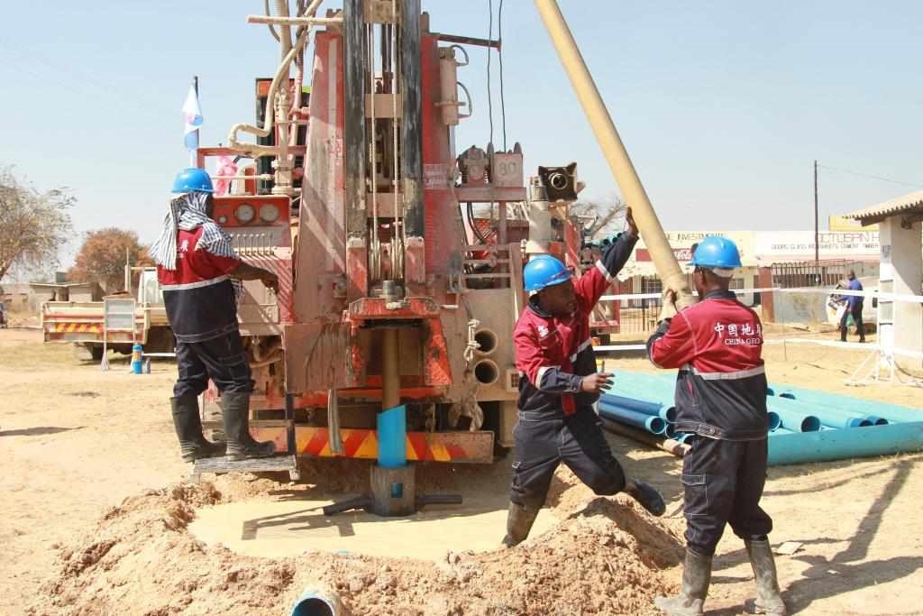 7月22日，工人在津巴布韋東馬紹納蘭省舉行的中國援津巴布韋300口水井項(xiàng)目開工儀式上鉆井。新華社發(fā)