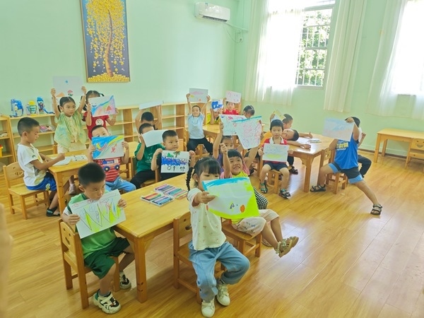 孩子們?cè)诠嫱泄馨嗌袭?huà)畫(huà)課。莫菲菲攝