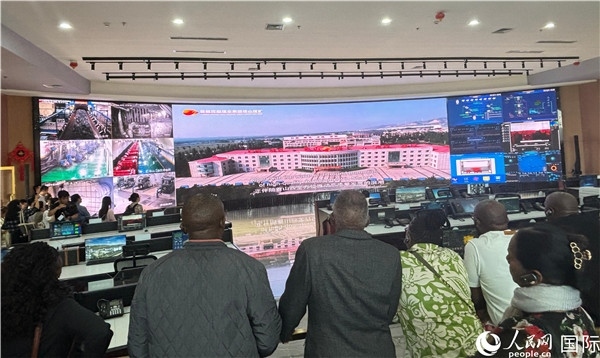 研討班一行在塔山煤礦參觀。人民網(wǎng) 曹欣悅攝