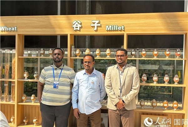 研討班成員在聽取講解后合影留念。人民網(wǎng) 曹欣悅攝