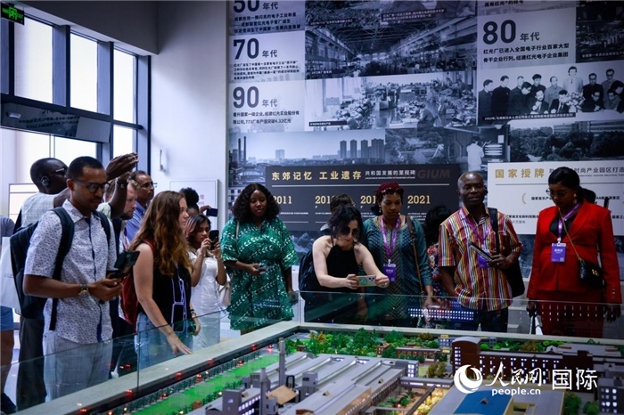 2024“一帶一路”媒體合作論壇聯(lián)合采訪調(diào)研行成員在東郊記憶園區(qū)參觀采訪。本報(bào)記者 伊霄攝