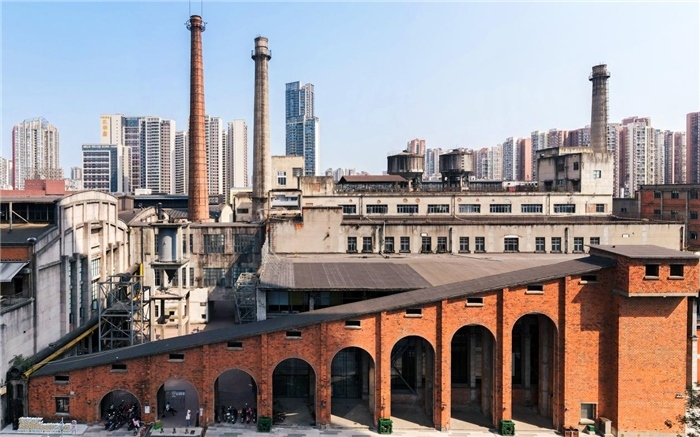 在原成都國(guó)營(yíng)紅光電子管廠舊址上改建而成的東郊記憶園區(qū)南大門。大門既保留了老工業(yè)區(qū)的風(fēng)貌，又融入了現(xiàn)代審美和創(chuàng)意，成為了園區(qū)一大亮點(diǎn)。資料圖片