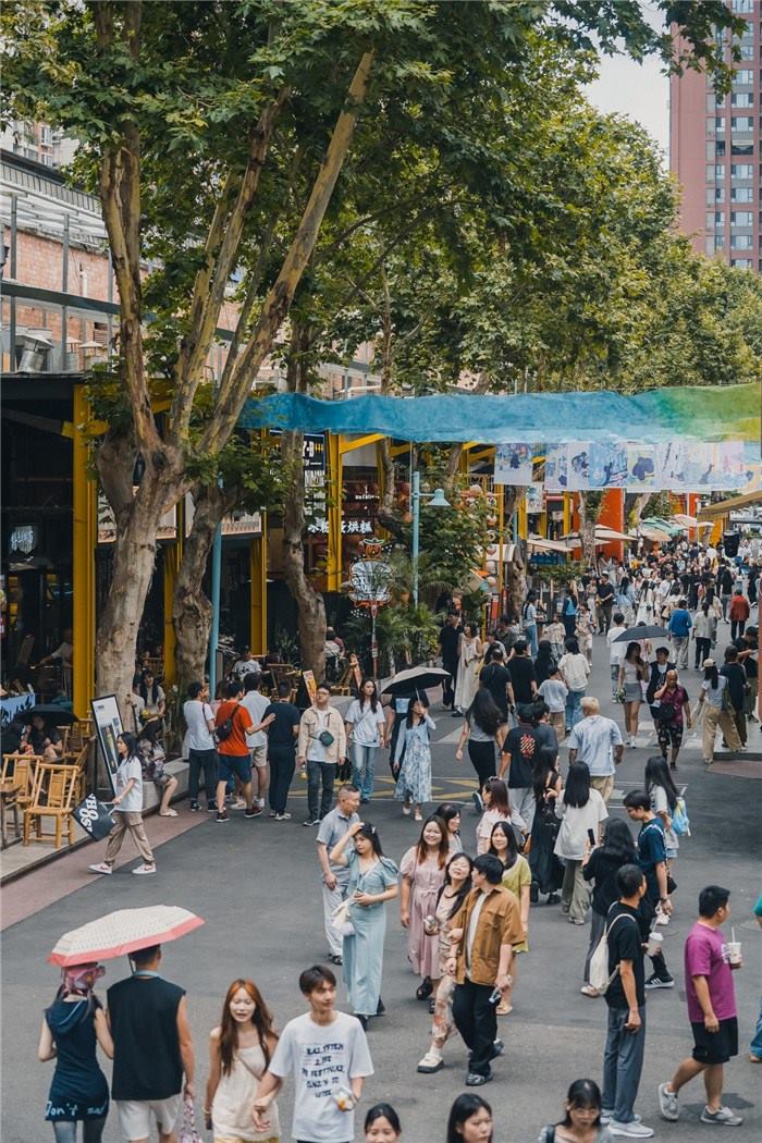北街美食區(qū)是東郊記憶園區(qū)集美食、文化與休閑于一體的特色區(qū)域，為游客和當(dāng)?shù)鼐用裉峁┝素S富多樣的餐飲選擇。資料圖片