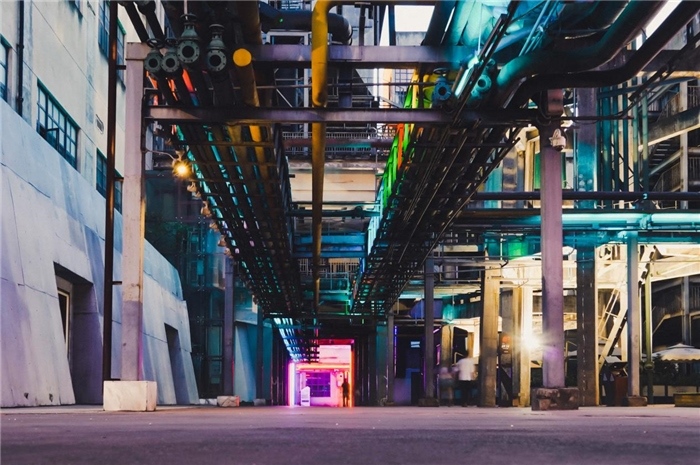 東郊記憶園區(qū)工業(yè)橫街完整地保留了園區(qū)的工業(yè)元素，如工業(yè)煙囪、動(dòng)力管廊架和水塔等，形成了園區(qū)獨(dú)特的工業(yè)風(fēng)景線。資料圖片