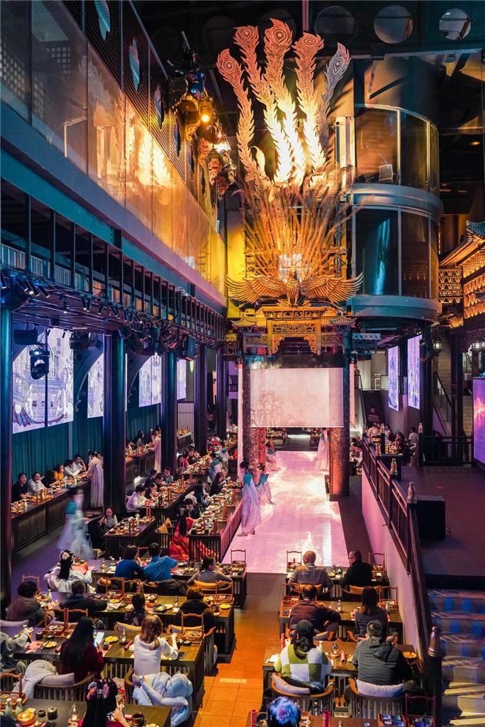 東郊記憶園區(qū)內(nèi)以蜀地文化為創(chuàng)作背景，溯源中國(guó)傳統(tǒng)宴飲儀禮打造的全景沉浸式漢文化主題餐秀。成都傳媒集團(tuán)供圖