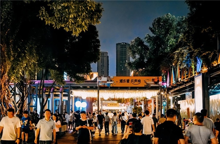 夜幕下的東郊記憶園區(qū)人流如織，熱度不減。資料圖片