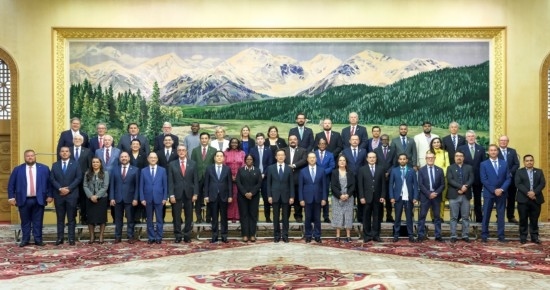  8月30日，國(guó)家副主席韓正在北京集體會(huì)見出席2024年國(guó)際議員友好交流論壇的各國(guó)代表。新華社記者 丁林 攝