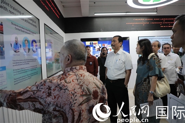 印尼對(duì)華合作牽頭人、統(tǒng)籌部長(zhǎng)盧胡特（中）參觀中國(guó)—印尼新能源材料與冶金工程技術(shù)聯(lián)合研究實(shí)驗(yàn)室。人民網(wǎng)記者曹師韻攝