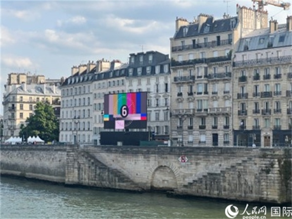 奧運會開幕式，安置在塞納河兩岸的大屏幕。人民網(wǎng)記者 何蒨攝
