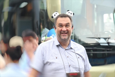 參訪熊貓谷前，塞爾維亞“一帶一路”研究所所長博揚(yáng)·拉利奇戴上熊貓頭飾。（李佩藺 攝）