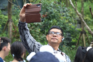 媒體考察團(tuán)成員在熊貓谷拍照“打卡”。（李佩藺 攝）