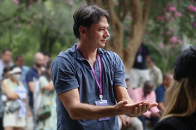 意大利逆流外交網(wǎng)站總編輯亞歷山大·比安奇學(xué)習(xí)青城太極。（李佩藺 攝）