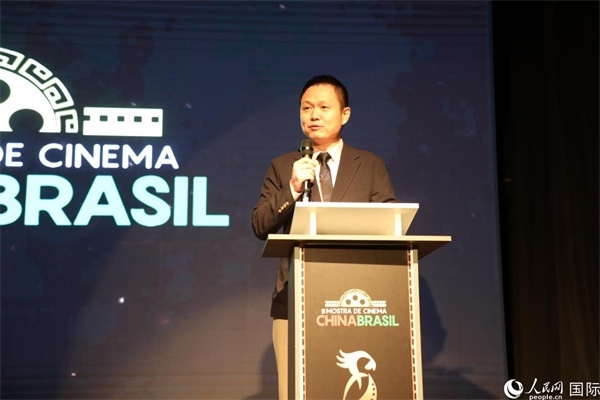 當(dāng)?shù)貢r(shí)間8月26日晚，中國駐里約總領(lǐng)館副總領(lǐng)事王尉育在第三屆中國－巴西電影展開幕式上致辭。 人民網(wǎng)記者 陳一鳴攝