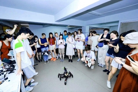 8月25日，中外青年在浙江杭州觀看機(jī)器人表演。新華社發(fā)（清華大學(xué)供圖）