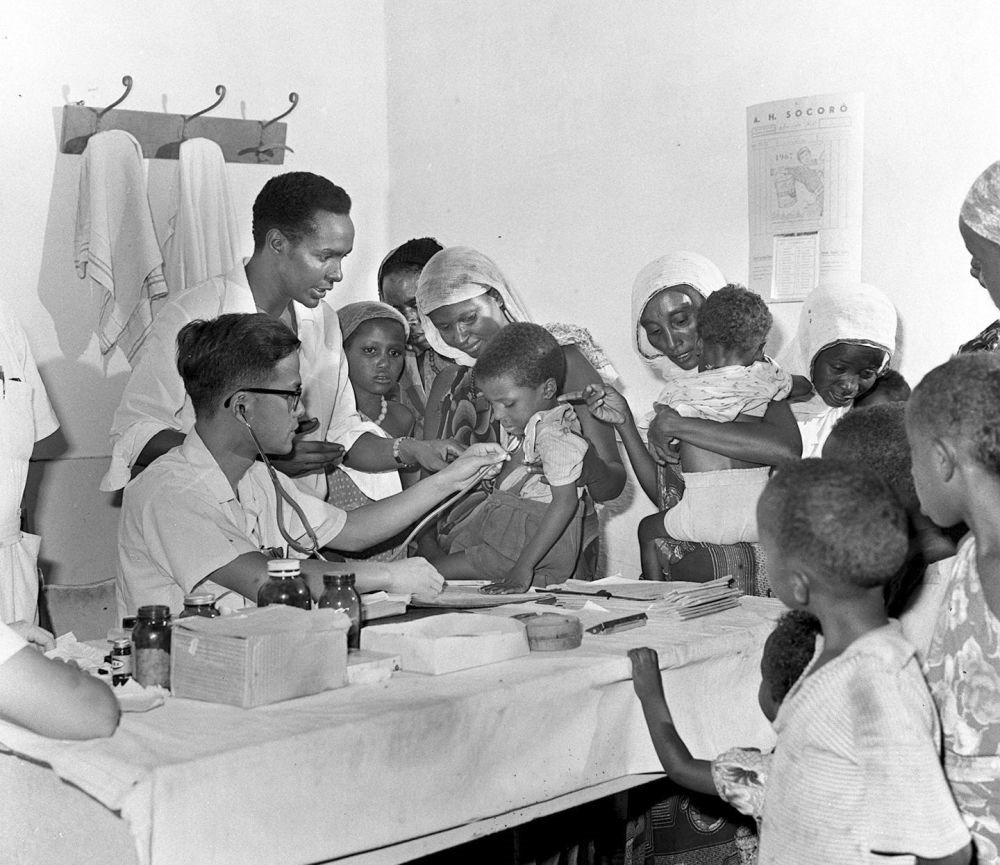 1968年4月，中國醫(yī)療隊(duì)醫(yī)生在索馬里阿弗戈依鎮(zhèn)巡回醫(yī)療時(shí)為當(dāng)?shù)貎和尾　? width=