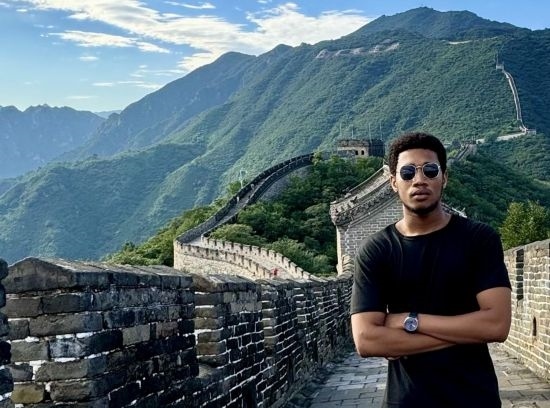 8月28日，尼日利亞青年阿米爾·阿希姆在慕田峪長城留影。新華社發(fā)（清華大學(xué)供圖）