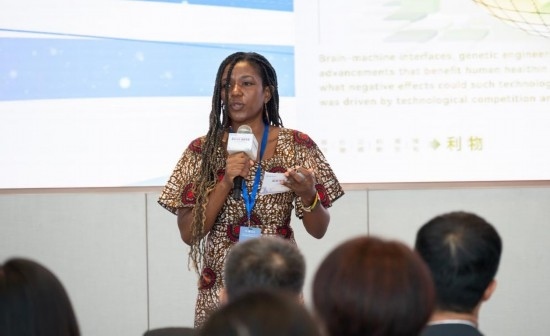 8月29日，在第二屆清華國際青年對話論壇活動上，來自烏干達(dá)的媒體人詹尼弗·阿西姆韋分享中國之旅的感悟。新華社發(fā)（畢尚宏攝）