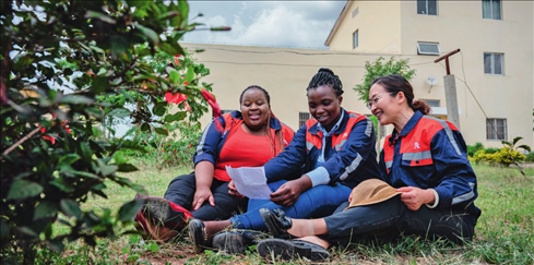 在肯尼亞內(nèi)羅畢，非洲之星鐵路運(yùn)營公司工電部電子設(shè)備檢修工區(qū)工長陳玲（右）在休息時教學(xué)員唱中文歌曲（2023 年 5 月 23 日攝） 王冠森攝 / 本刊