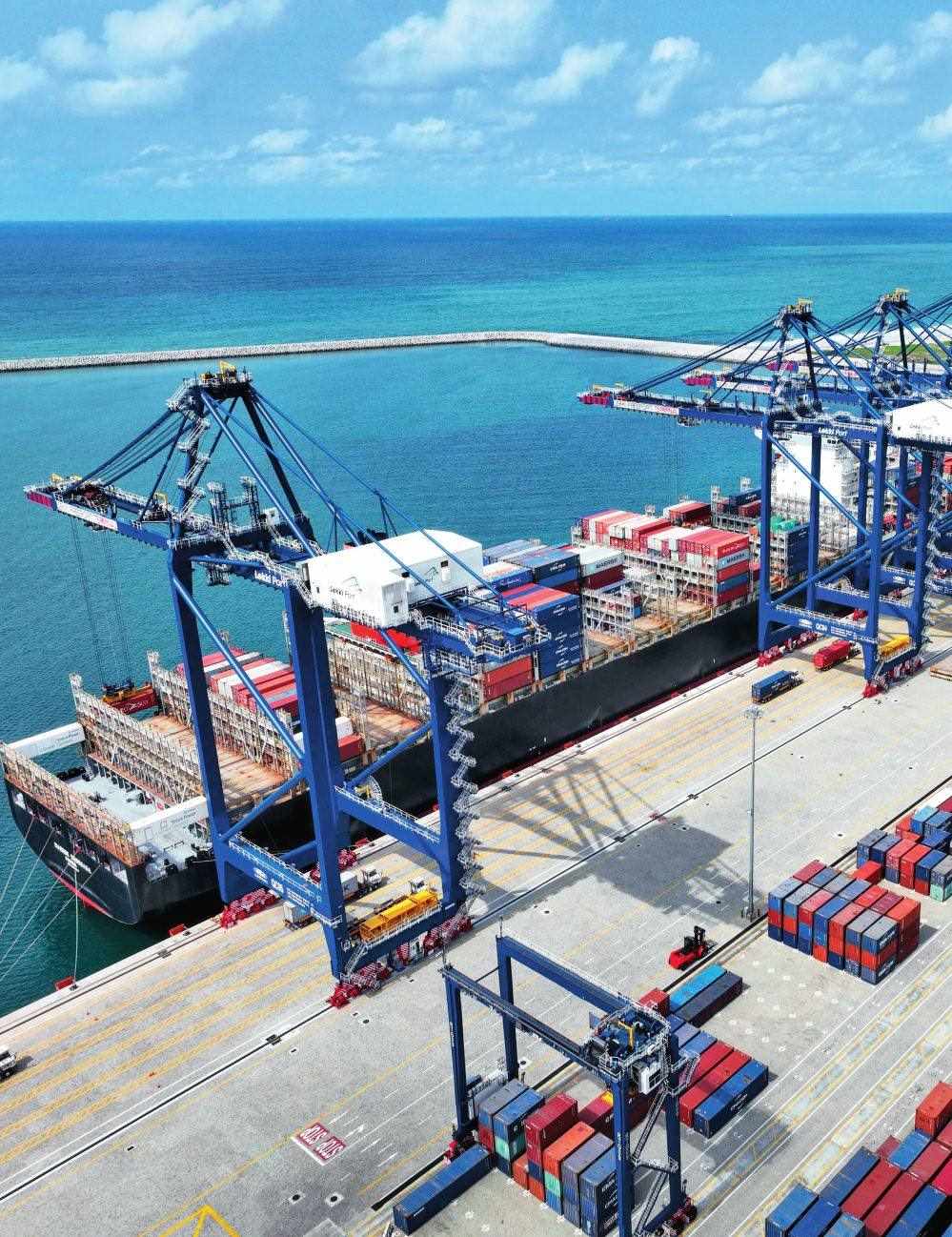 由中國港灣工程有限責(zé)任公司承建的尼日利亞萊基深水港位于中尼合作建設(shè)的拉各斯萊基自貿(mào)區(qū)內(nèi)，是尼日利亞首個現(xiàn)代化深水港和最大港口。圖為一艘貨輪在尼日利亞拉各斯萊基深水港裝卸集裝箱（2024 年 3 月 11 日攝）萊基港公司供圖