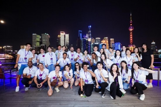 8月21日，中外青年在上海參觀時(shí)合影留念。新華社發(fā)（清華大學(xué)供圖）