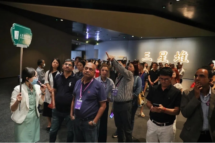8月31日，亞洲媒體考察團(tuán)參訪三星堆博物館?！吨袊?jīng)濟(jì)周刊》記者肖翊攝