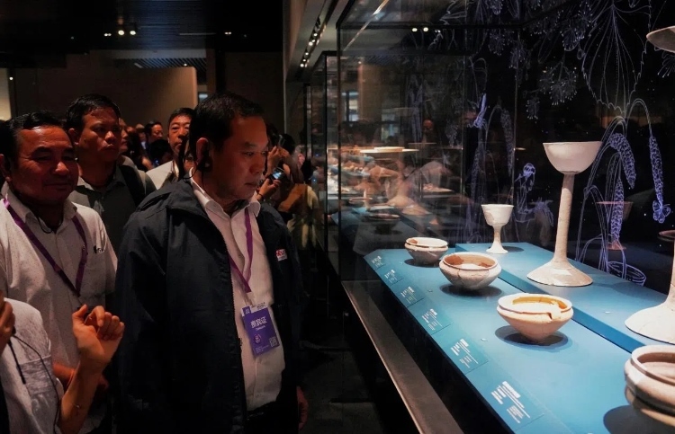 8月31日，亞洲媒體考察團(tuán)參訪三星堆博物館。左一為老撾博利坎賽省新聞文化旅游廳廳長頌通·威本康?！度嗣袢請?bào)海外版》記者喬宇攝