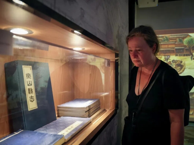 2024“一帶一路”媒體合作論壇聯(lián)合采訪調(diào)研行成員在蘇稽古鎮(zhèn)調(diào)研樂山歷史文化。本報(bào)記者 伊霄攝