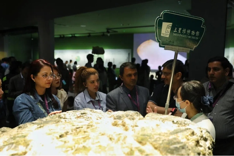 8月31日，亞洲媒體考察團(tuán)參訪三星堆博物館。左一為馬來西亞《星報(bào)》首席商務(wù)官莉迪婭·王?！吨袊?jīng)濟(jì)周刊》記者肖翊攝