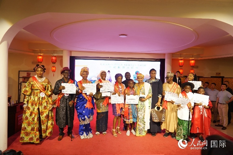 中尼服飾文化秀尼日利亞十佳模特獎(jiǎng)。人民網(wǎng)記者 姜宣攝