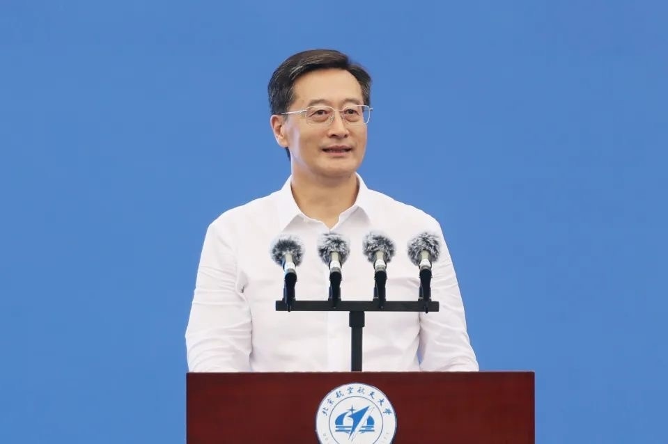 中國(guó)工程院院士、北京航空航天大學(xué)校長(zhǎng)王云鵬在2024級(jí)新生開學(xué)典禮上講話。校方供圖