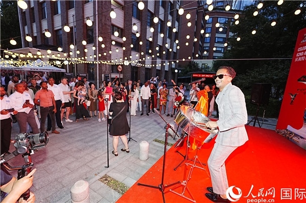 來自特多的藝術家在慶祝儀式上表演特多鋼鼓。人民網記者 趙益普攝