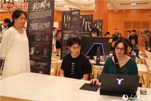 在活動現(xiàn)場，當?shù)孛癖婓w驗“數(shù)字藏經洞”云游戲，沉浸式體驗敦煌文化。 人民網(wǎng)記者 李志偉攝