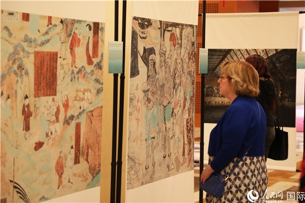 來賓在參觀敦煌高清攝影和壁畫高保真復制品。 人民網(wǎng)記者 李志偉攝