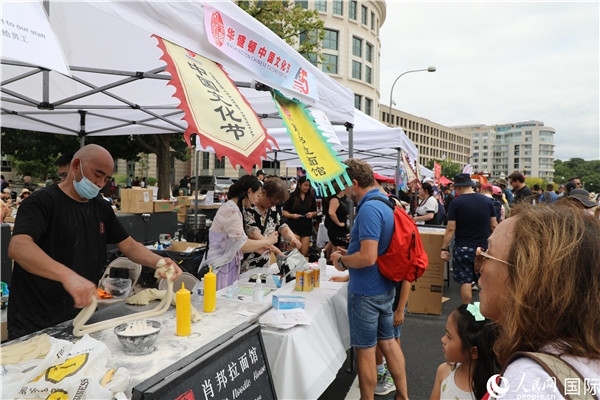 3、活動現(xiàn)場設置了眾多展臺。 人民網記者 李志偉攝