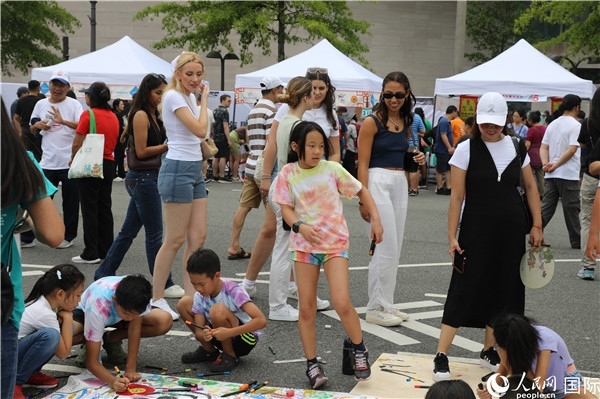 4、活動吸引了很多小朋友參加。 人民網記者 李志偉攝
