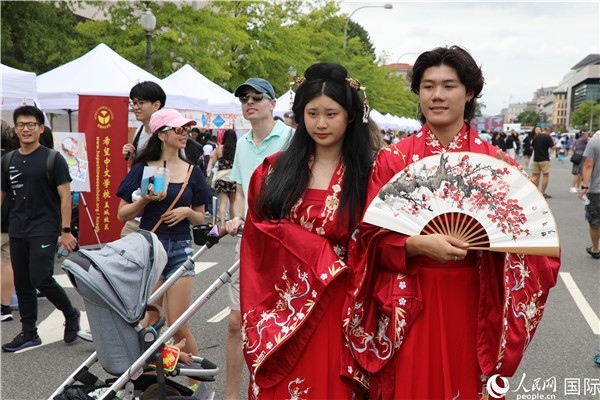 5、當?shù)厝A僑華人身穿漢服參加文化節(jié)。 人民網記者 李志偉攝