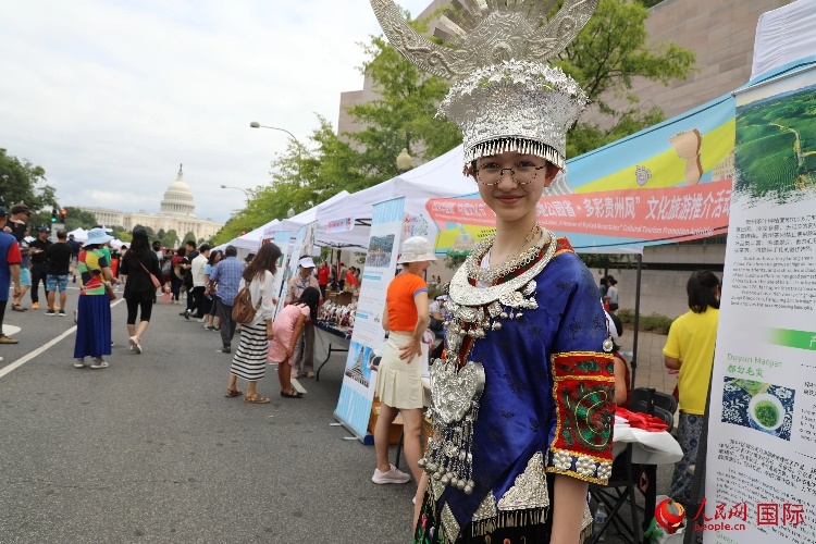 在第22屆美國華盛頓“中國文化節(jié)”上，一名當(dāng)?shù)孛癖娚泶┲袊贁?shù)民族服飾。人民網(wǎng)記者 李志偉攝
