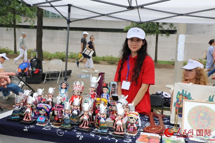 在今年活動上，貴州代表團設(shè)立的貴州非遺文化、“村BA”文創(chuàng)、貴州茶文化等展區(qū)。人民網(wǎng)記者 李志偉攝